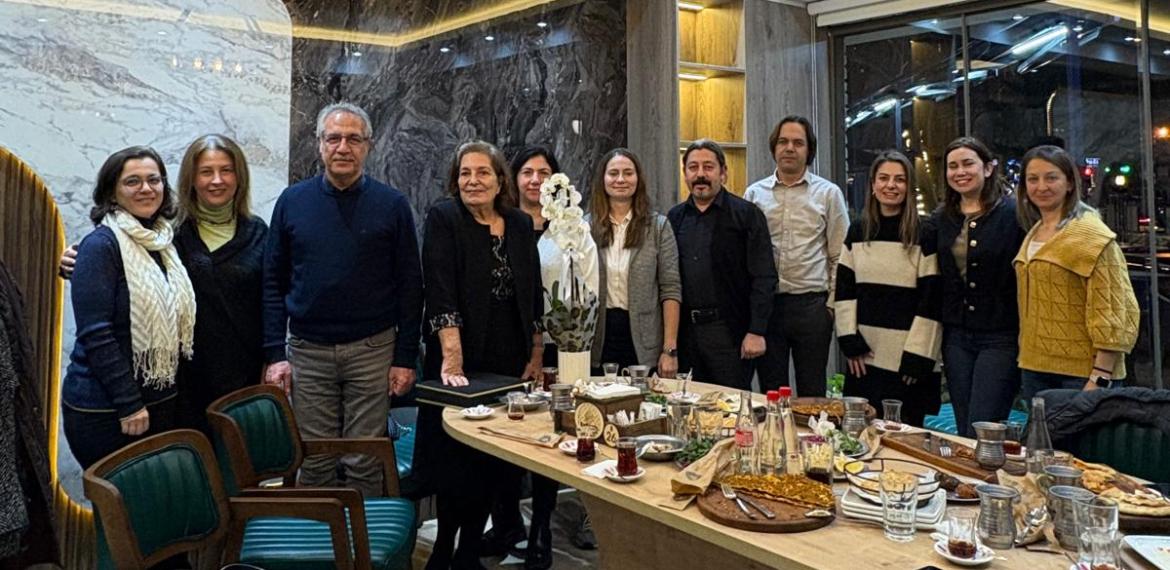 Bölümümüz öğretim üyelerinden Prof. Dr. Hale Bayram’ın emekliliğini, birlikte güzel anılar paylaştığımız samimi bir yemekle kutladık.